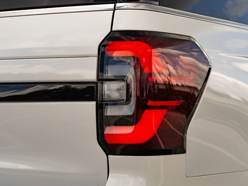 Used 2023 Ford Expedition Limited RWD image 15