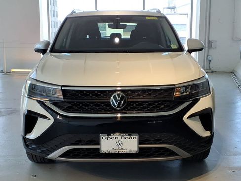 Used 2023 Volkswagen Taos SE w/ Panoramic Sunroof Package AWD/4WD image 2