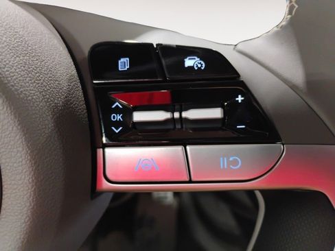 Used 2025 Hyundai Elantra Sport image 31