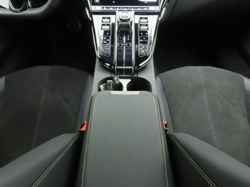 Used 2025 Aston Martin V8 Vantage Coupe image 16