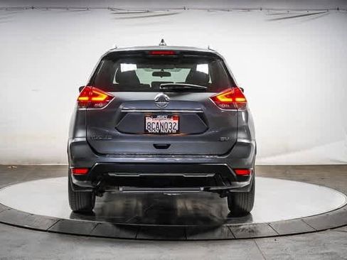 Used 2017 Nissan Rogue SV image 3