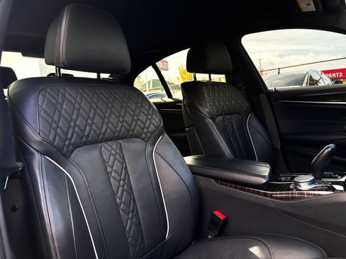 Used 2021 BMW M550i xDrive w/ Premium Package image 36