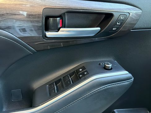 Used 2023 Toyota Highlander Platinum image 10