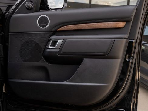 Used 2020 Land Rover Discovery HSE image 36