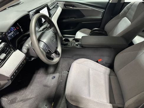 Used 2025 Toyota Camry LE w/ Convenience Package image 12