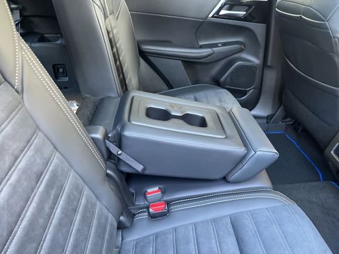 New 2025 Mitsubishi Outlander SE image 25