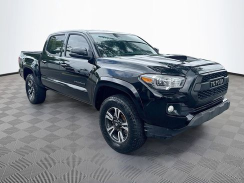 Used 2017 Toyota Tacoma TRD Off-Road RWD image 4