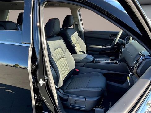 New 2025 Nissan Pathfinder SV image 9
