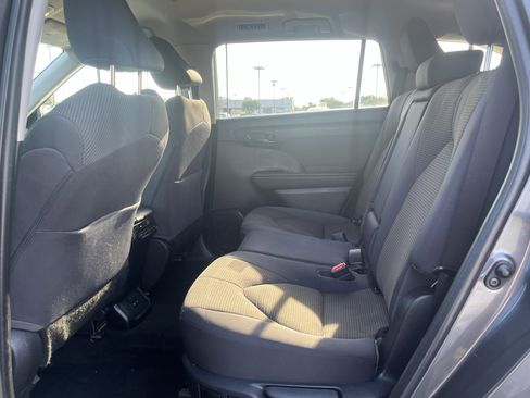 Used 2022 Toyota Highlander LE AWD/4WD image 32