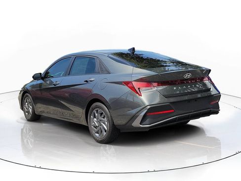 Used 2024 Hyundai Elantra SEL FWD image 3