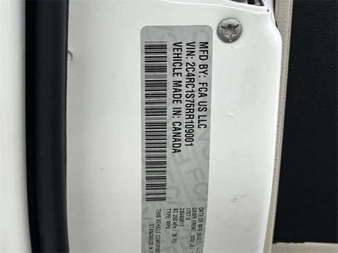 Used 2024 Chrysler Pacifica Select image 26