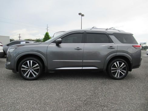 Used 2024 Nissan Pathfinder Platinum w/ Cargo Package AWD/4WD image 4