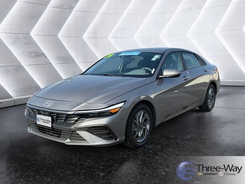 Used 2024 Hyundai Elantra SEL image 1