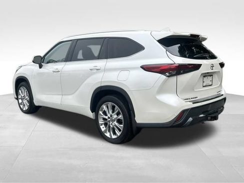 Used 2021 Toyota Highlander Limited AWD/4WD image 3
