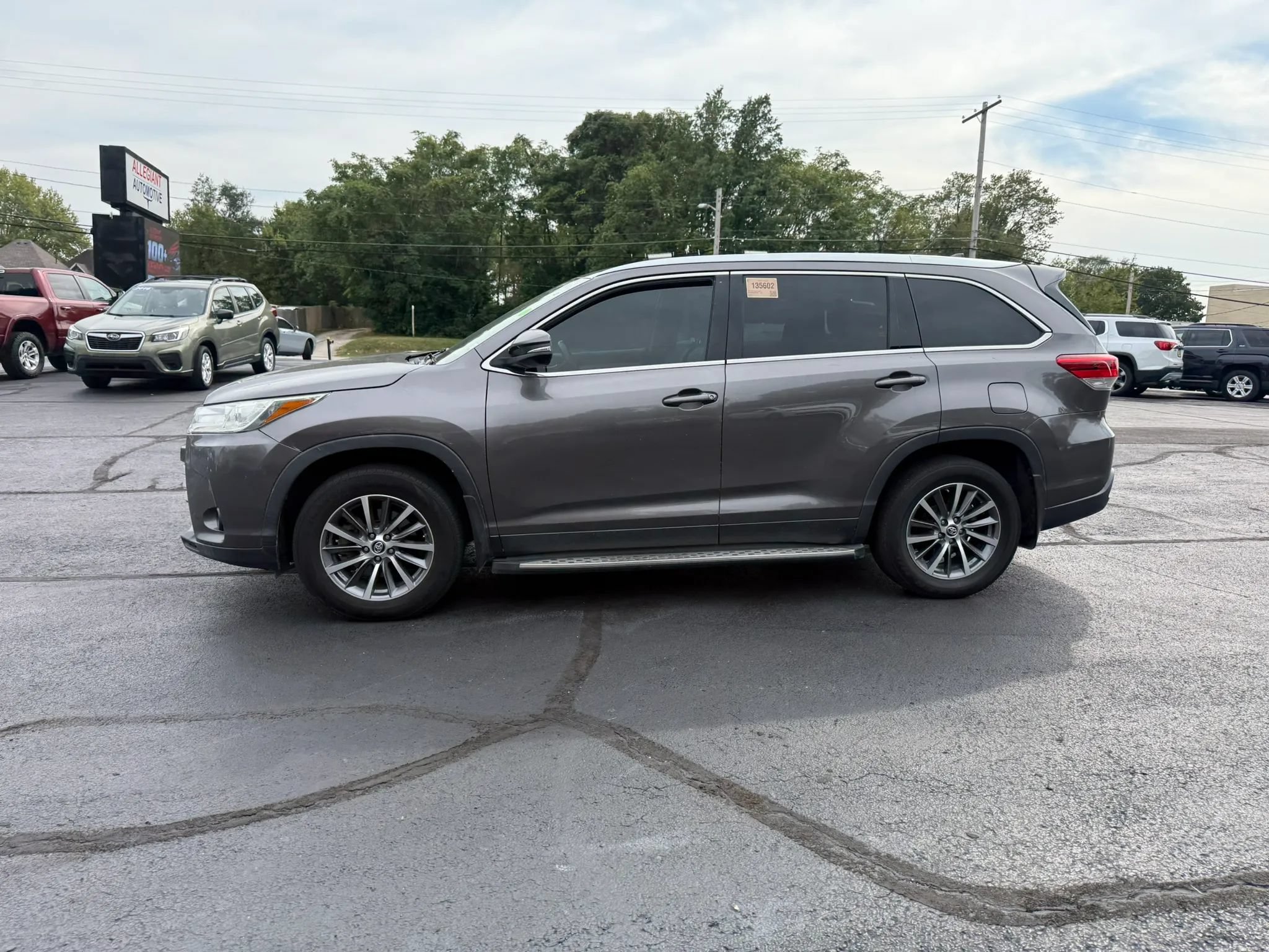 Used 2019 Toyota Highlander XLE FWD image 4