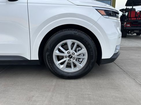 Used 2024 Kia Carnival LX image 8