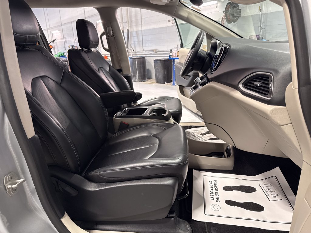 Used 2023 Chrysler Pacifica Touring-L FWD image 33