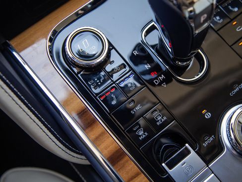 Used 2024 Bentley Flying Spur Azure AWD/4WD image 22