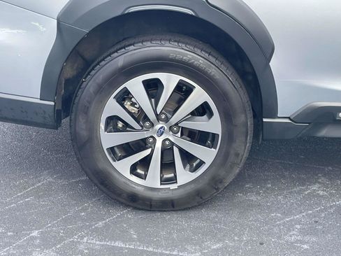 Used 2024 Subaru Outback Premium AWD/4WD image 9