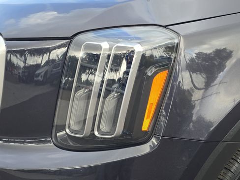 Certified 2025 Kia Telluride LX image 10