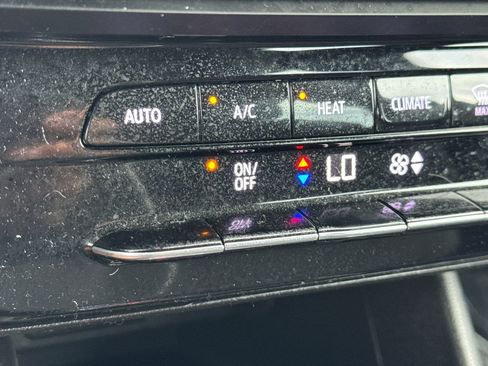 Used 2023 Chevrolet Bolt EUV LT image 30