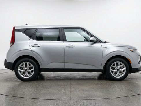 Used 2025 Kia Soul LX w/ LX Technology Package FWD image 11