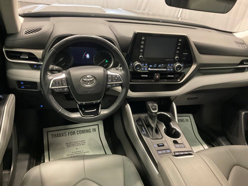 Used 2021 Toyota Highlander XLE AWD/4WD image 4
