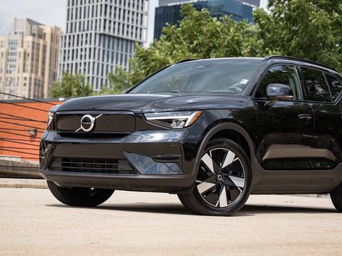 Certified 2024 Volvo XC40 Recharge Core RWD image 2