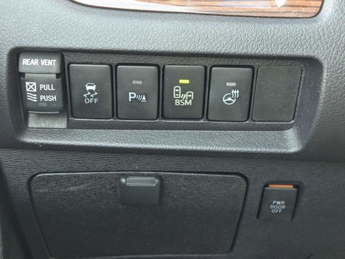 Used 2017 Toyota Sienna Limited Premium image 22