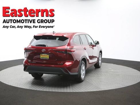 Used 2023 Toyota Highlander LE AWD/4WD image 40