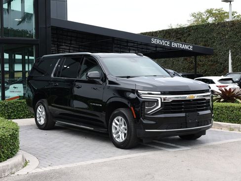 Used 2025 Chevrolet Suburban LS RWD image 2