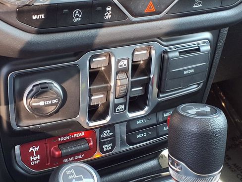 Used 2025 Jeep Wrangler Unlimited Rubicon AWD/4WD image 10