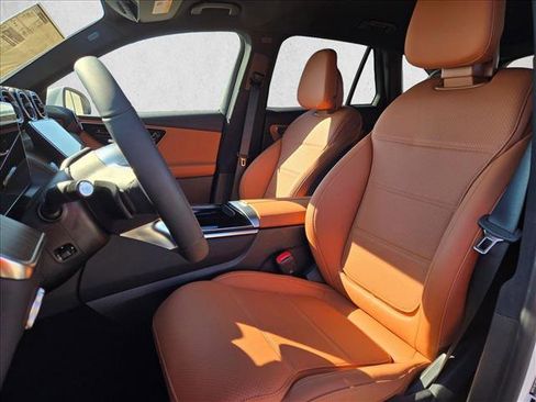 Used 2026 Mercedes-Benz GLC 300 image 4