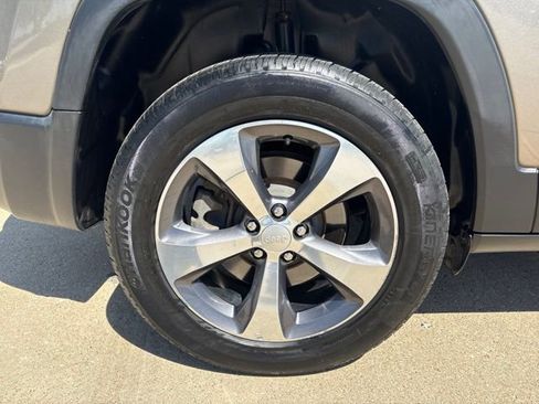 Used 2019 Jeep Cherokee Limited AWD/4WD image 7