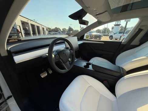 Used 2024 Tesla Model Y Performance AWD/4WD image 17