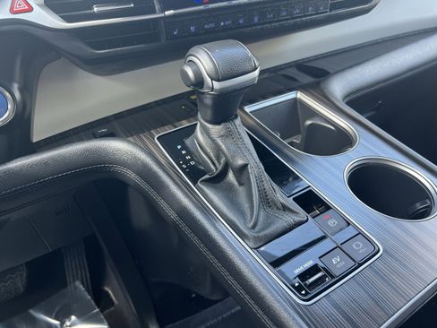 Used 2024 Toyota Sienna Platinum image 30