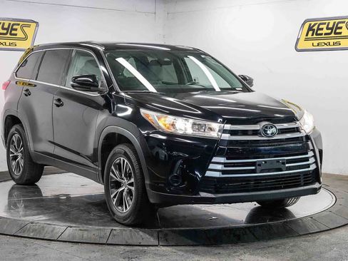 Used 2019 Toyota Highlander LE w/ Carpet Mat Package (TMS) FWD image 5