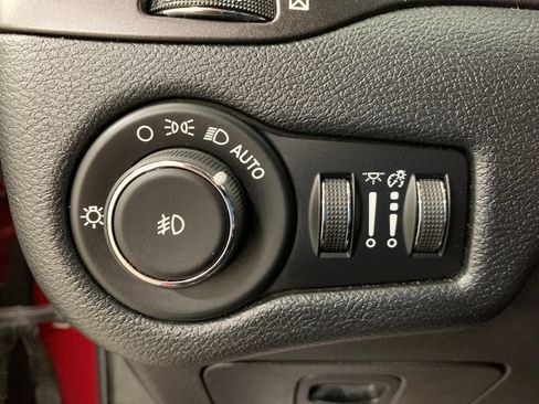 Used 2019 Jeep Cherokee Trailhawk w/ Cold Weather Group AWD/4WD image 15