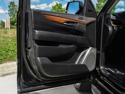 Used 2018 Cadillac Escalade ESV Luxury RWD image 40