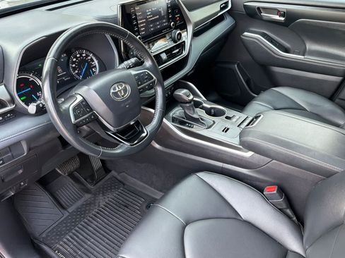 Used 2020 Toyota Highlander XLE AWD/4WD image 13