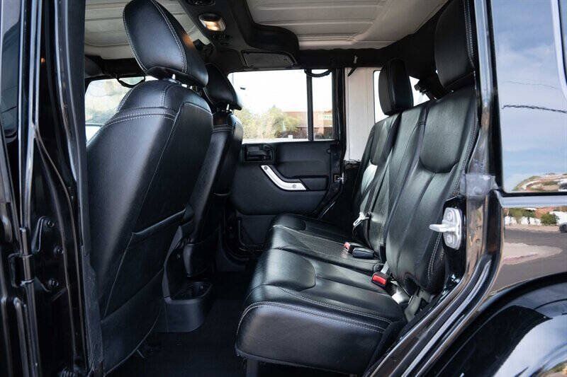Used 2017 Jeep Wrangler Unlimited Sahara w/ Connectivity Group AWD/4WD image 16