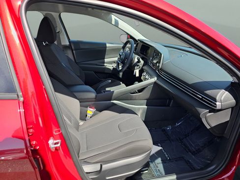 Used 2025 Hyundai Elantra SE image 9