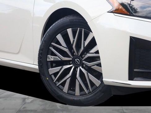 Certified 2025 Nissan Altima 2.5 SV FWD image 3