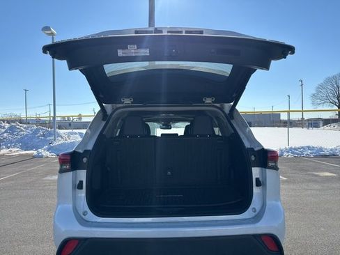 Used 2023 Toyota Highlander XLE image 6