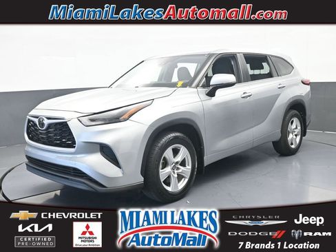 Used 2022 Toyota Highlander L AWD/4WD image 1