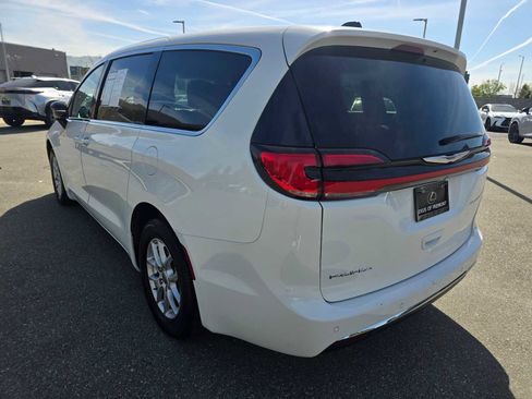 Used 2024 Chrysler Pacifica Touring-L FWD image 5
