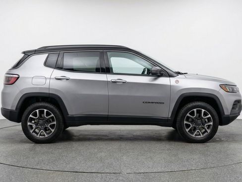 Used 2025 Jeep Compass Trailhawk AWD/4WD image 11