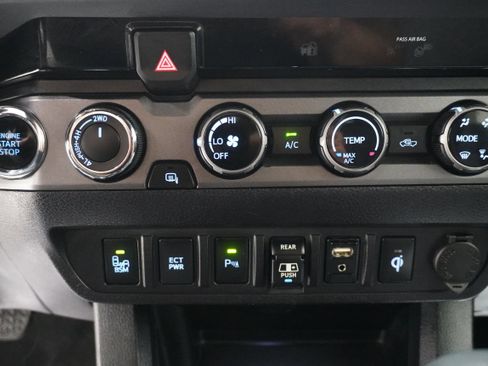 Used 2018 Toyota Tacoma Limited image 17