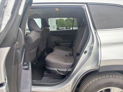 Used 2025 Toyota Highlander LE FWD image 27