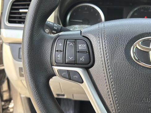 Used 2019 Toyota Highlander LE FWD image 25